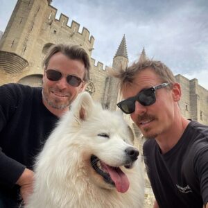 Peter Franzén Instagram - Today I met this roadtrippin’ duo : brother @jasperpaakkonen & of course  @talesoftaiga♥️ @avignonpalaisdespapes #friendship ✨✨✨✨✨