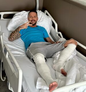 Péter Kabát Instagram - Az út a felépülés felé elindult! Nagyon hálás vagyok az orvosoknak! Minden rendben van, és most már csak a gyógyulás következik! Köszönöm az összes jókívánságot és szeretetet!🙏❤️