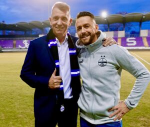 Péter Kabát Instagram - Isten hozott újra Újpesten Mester!!!🙏💜 Sok sikert!!!💪🏻🔥 Hajrá Lilák!!!💜💜💜 Fotó: @photoreti