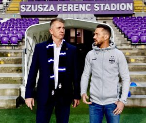 Péter Kabát Instagram - Isten hozott újra Újpesten Mester!!!🙏💜 Sok sikert!!!💪🏻🔥 Hajrá Lilák!!!💜💜💜 Fotó: @photoreti