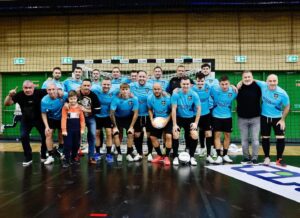 Péter Kabát Instagram - Nagyon gratulálok a Barátaimnak @ovadi_laci-nak és @curtis4ker-nek a szervezésért és a Csapatomnak és mindenkinek, aki eljött és részt vett ebben a Jótékonysági Sztárfociban!!!🙏❤️ Boldog Karácsonyt Mindenkinek!!!🙏🎄❤️ Fotó: @photoreti