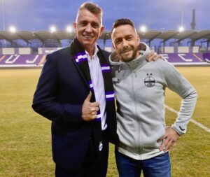Péter Kabát Instagram - Isten hozott újra Újpesten Mester!!!🙏💜 Sok sikert!!!💪🏻🔥 Hajrá Lilák!!!💜💜💜 Fotó: @photoreti