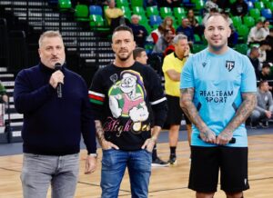 Péter Kabát Instagram - Nagyon gratulálok a Barátaimnak @ovadi_laci-nak és @curtis4ker-nek a szervezésért és a Csapatomnak és mindenkinek, aki eljött és részt vett ebben a Jótékonysági Sztárfociban!!!🙏❤️ Boldog Karácsonyt Mindenkinek!!!🙏🎄❤️ Fotó: @photoreti