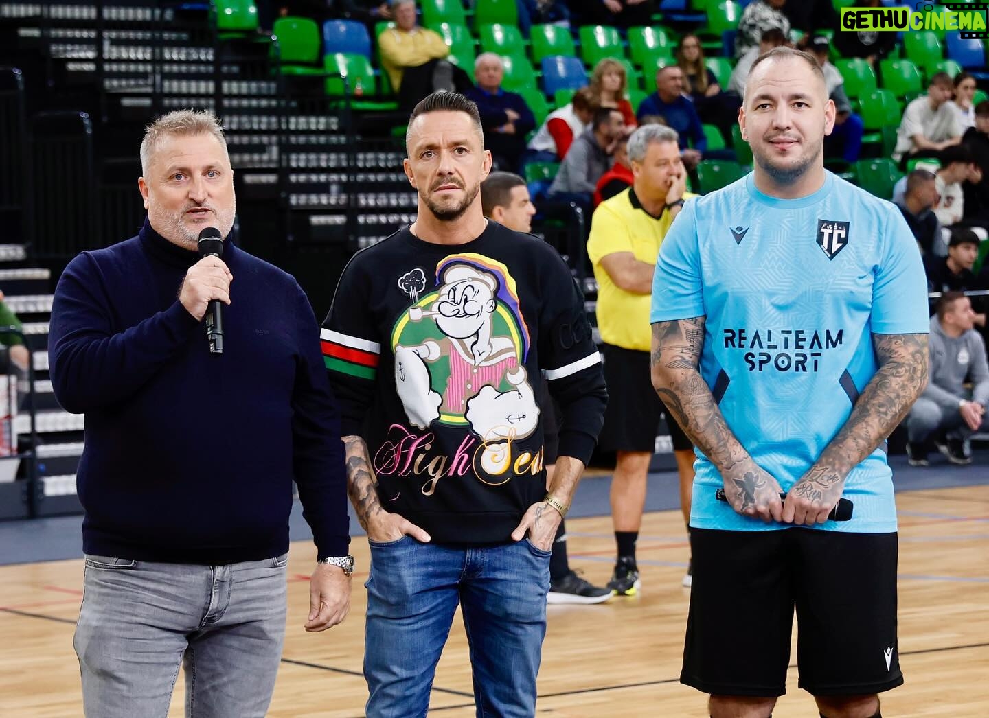 Péter Kabát - 13.6K Likes - Nagyon gratulálok a Barátaimnak @ovadi_laci-nak és @curtis4ker-nek a szervezésért és a Csapatomnak és mindenkinek, aki eljött és részt vett ebben a Jótékonysági Sztárfociban!!!🙏❤️ Boldog Karácsonyt Mindenkinek!!!🙏🎄❤️ Fotó: @photoreti