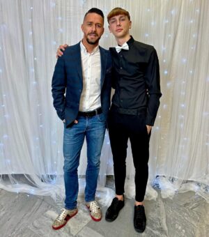 Péter Kabát Instagram - Gratulálok fiam!!!🙏😍 Büszke vagyok rád!!!❤️ Szeretlek!❤️ #szalagavato