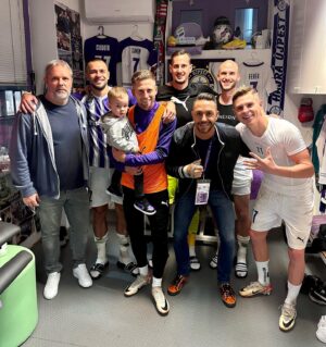 Péter Kabát Instagram - Újabb győzelem, újabb 3 pont!!!🙏💜 Második hely a tabellán, nagyszerű játék, fantasztikus tábor!!!💪🏻🔥💜 Gratulálok srácok!!! Hajrá Lilák!!!💜