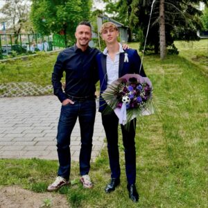 Péter Kabát Instagram - Elballagott!🥹 Gratulálok Fiam!🙏❤️ Büszke vagyok rád!❤️
