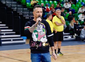 Péter Kabát Instagram - Nagyon gratulálok a Barátaimnak @ovadi_laci-nak és @curtis4ker-nek a szervezésért és a Csapatomnak és mindenkinek, aki eljött és részt vett ebben a Jótékonysági Sztárfociban!!!🙏❤️ Boldog Karácsonyt Mindenkinek!!!🙏🎄❤️ Fotó: @photoreti