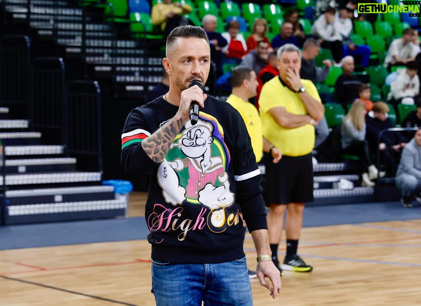 Péter Kabát - 13.6K Likes - Nagyon gratulálok a Barátaimnak @ovadi_laci-nak és @curtis4ker-nek a szervezésért és a Csapatomnak és mindenkinek, aki eljött és részt vett ebben a Jótékonysági Sztárfociban!!!🙏❤️ Boldog Karácsonyt Mindenkinek!!!🙏🎄❤️ Fotó: @photoreti