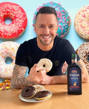 Péter Kabát Instagram - A fánk mellé elfér egy Várda is!😛😉 Vagy a Várda mellé a fánk?😊 Melyik legyen?🤔🤩 #reklam #vardakeseru @vardakeseru