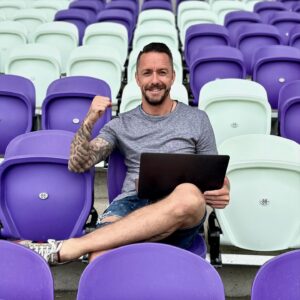 Péter Kabát Instagram - #reklám Holtszezon van, de nem a nemzetközi porondon. Idén nyáron számtalan izgalmas sportesemény kerül megrendezésre, és ugye már javában dübörög a foci EB: hatalmas meglepetések, utolsó pillanatos gólok. 💪 Nagyon komoly meccsek várhatók a kieséses szakaszban, nem érdemes lemaradni a meghatározó pillanatokról. Szerintetek ki örülhet majd a végén? 🏆

📱A @directonehu Direct Now alkalmazása révén egyetlen sportpillanatról sem fogsz lemaradni. Nézd bárhol, bármikor a labdarúgó EB meccseit. ⚽ Fizess elő most a INFLU24TIFDU kuponkóddal, és spórolj 990 forintot: https://www.directone.hu/sport/ #DirectOne #DirectNow #nyár #summer #sport #sportesemények