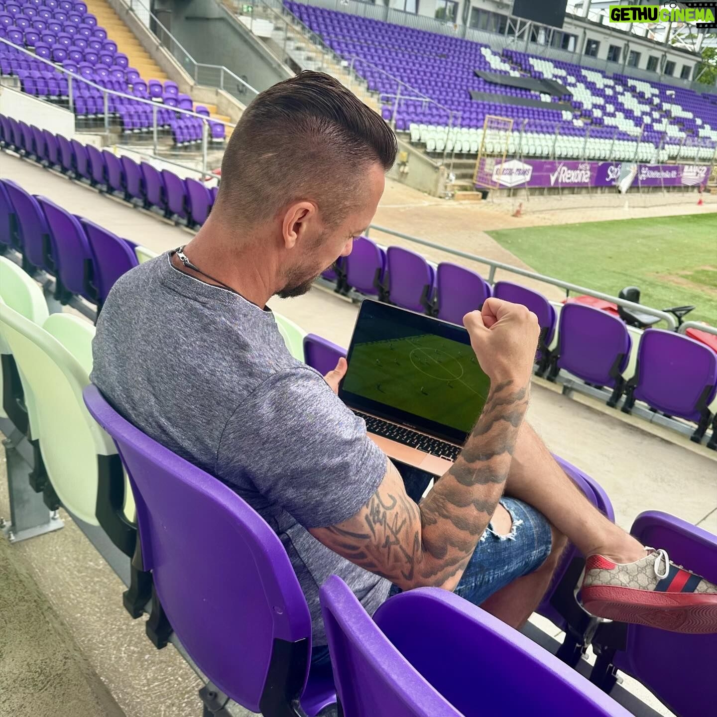Péter Kabát - 21.2K Likes - #reklám Holtszezon van, de nem a nemzetközi porondon. Idén nyáron számtalan izgalmas sportesemény kerül megrendezésre, és ugye már javában dübörög a foci EB: hatalmas meglepetések, utolsó pillanatos gólok. 💪 Nagyon komoly meccsek várhatók a kieséses szakaszban, nem érdemes lemaradni a meghatározó pillanatokról. Szerintetek ki örülhet majd a végén? 🏆
📱A @directonehu Direct Now alkalmazása révén egyetlen sportpillanatról sem fogsz lemaradni. Nézd bárhol, bármikor a labdarúgó EB meccseit. ⚽ Fizess elő most a INFLU24TIFDU kuponkóddal, és spórolj 990 forintot: https://www.directone.hu/sport/ #DirectOne #DirectNow #nyár #summer #sport #sportesemények