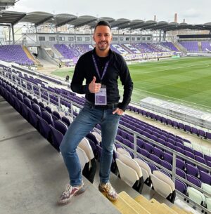 Péter Kabát Instagram - Magyarország legnagyobb mérkőzése következik!🙏🇭🇺 Én már a Szuszában vagyok!🤩💜 Az Újpest Fradi derbi nem csupán egy meccs, hanem egy nemzeti szenvedély része. A lelátókon tomboló lelkesedés és a rivalizálás hangulata teszi ezt a találkozót egyedülállóvá!!!🙏💜 Sok sikert Fiúk! Hajrá Lilák!💪🏻🔥💜