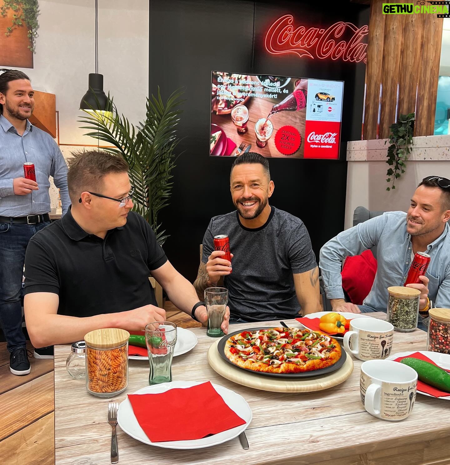 Péter Kabát - 20.3K Likes - #reklám Ilyen, ha együtt a csapat és ilyen ha mi főzünk! 😄💜🙌 Egyetek-igyatok és játsszatok a Coca-Cola Zéró termékeivel az értékes nyereményekért.
Szerintetek min nevetünk? 😄
@cocacolamagyarorszag #nyissacsodára #CocaCola #játsszésnyerj #cocacolazéró