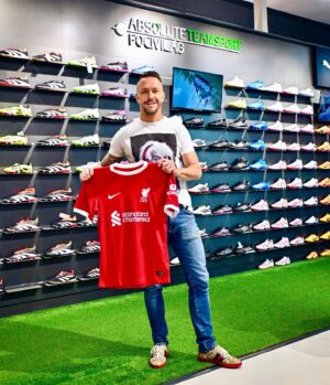 Péter Kabát Instagram - ⚽️ NYEREMÉNYJÁTÉK ⚽️

Játssz Te is, hogy nyerj egy Szoboszlai Liverpool mezt! Itt a lehetőség, hogy Te is büszkén viselhesd kedvenc játékosod mezét.

Ehhez nem kell mást tenned, mint:

1️⃣ Kövess engem @kabatpeti22 és az ATS Focivilág (@ats_focivilag) Instagram oldalát!
2️⃣ Like-old ezt a képet!
3️⃣ Jelöld meg 2 barátod kommentben!

Játék vége: 2024. június 5. 12:00 (sorsolás 13:00-kor)

Fontos, hogy a játékban csak az vehet részt, aki az összes lépést teljesítette! Ez a nyereményjáték nem az Instagram által szervezett, illetve nem az Instagram által szponzorált. A kommenteléssel a résztvevők elfogadják az Instagram használati szabályzatát és a nyereményjáték szabályzatot!

FONTOS: A játékban való részvételhez nyilvános profilnak kell lenned! 
A nyertest privát üzenetben értesítjük.

Nyereményjáték szabályzat: https://bit.ly/3yGhOKr #reklam