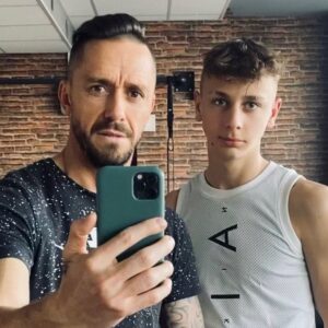 Péter Kabát Instagram - Drága Fiam!!! Eljött ez az idő, nem tudom, hogyan szaladt el az idő ilyen gyorsan, de ma lettél 18 éves!!!❤️ Nagyon Boldog Szülinapot kívánok neked és egy dolog amit tudnod kell, hogy rám mindig, mindenben számíthatsz ezek után is!!!💪🏻🔥😍 Szeretlek!!!❤️