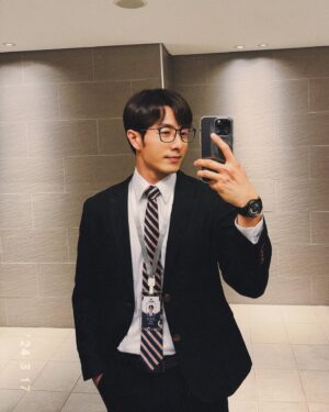 Peter Kuan Instagram - ⠀⠀
最近都在跟周先生相處🧐📝📚✨

@tvbsdrama / @togetherdrama 
#秘書俱樂部