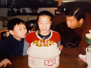 Peter Kuan Instagram - ⠀⠀
爸，一切圓滿了！

三月十日的告別式，莊重且盛大，百餘位的友人前來祝願，加上至親及家人們的祝福，共同陪伴爸爸走完人生最後一哩路。而這一天同時也是我姐姐的生日，這個時間的巧妙安排，是爸爸選的。

再次感謝前來參加告別式的大家，以及送上花籃祝福和慰問的朋友們，謝謝你們！

至今時隔兩週，心情依然難以平靜，特別是一個人的時候，總會浮現許多思念及不捨。生命中最艱難的事情之一就是面對死亡，我們無法逃脫，也無法忽視，每個人都一樣，儘管悲痛，但卻是人生歷練之路。

在告別式的前兩天，我如願夢見了爸爸，那個日常生活的片段裡，畫面很破碎，但爸爸的樣子卻十分清晰，就像是回來陪陪我們一樣，夢醒後，我早已哭紅了眼眶…。

旅程結束，代表著新的開始，如同我深信離開的人並不會真正消失，而是帶著過往一起相處的美好，前往下一段新的篇章。

爸，我們會好好照顧自己，請放心
兒子對您甚是想念

2024.03.10