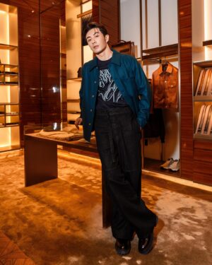 Peter Kuan Instagram - ⠀⠀
Thank you for having me !! 
BERLUTI SUMMER 2024 💙⚡️

@berluti #Berluti 

Makeup by myself 
Hairstyle @vicchenhair 
Photo @lucas__visual