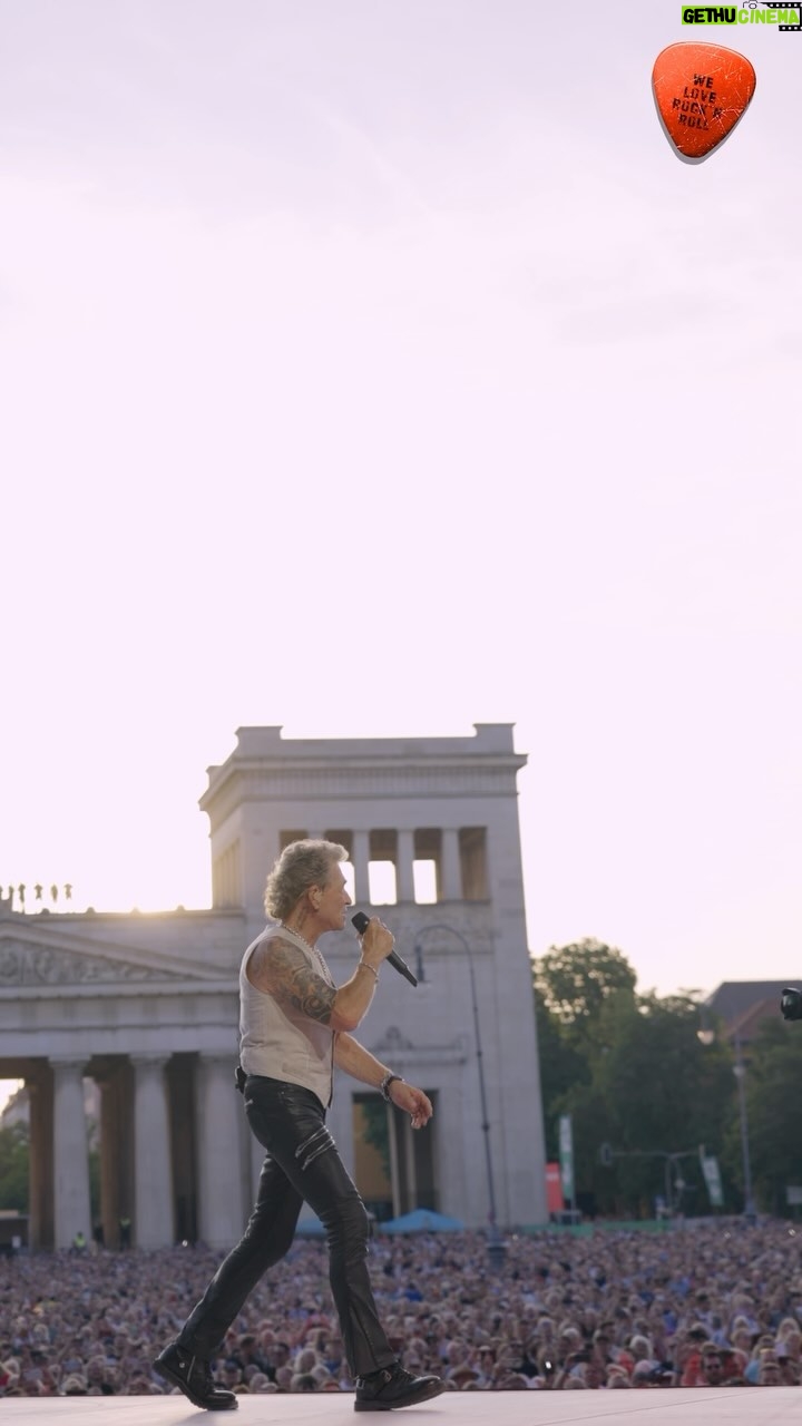 Peter Maffay - 15.1K Likes - Die Liebe lassen wir uns von niemanden verbieten!
Das haben wir in München einmal mehr gemerkt.
Es war ein Konzert wie aus dem Bilderbuch ā die wunderschƶne Kulisse des Kƶnigsplatzes, die smarten Herren Jean-Jacques Kravetz, Frank Diez und Steffi Stephan auf der Bühne, als wƤren sie nie weg gewesen ⦠Johannes Oerding, der mittlerweile quasi zur Band gehƶrt und natürlich Weltstar Anastacia, die die Bühne zum Beben brachte.
Last but not least und am allerwichtigsten: Ihr ā ein Publikum, das eine mega Stimmung erzeugt und uns auf die allerschƶnste Weise bestƤtigt hat in dem, was wir tun. Wir sind überwƤltigt von diesem Abend und mit einem super Gefühl nach Erfurt gefahren, wo es heute Abend schon weitergeht. DANKE, MĆNCHEN! #weloverocknroll
š„ @yvonnegolds