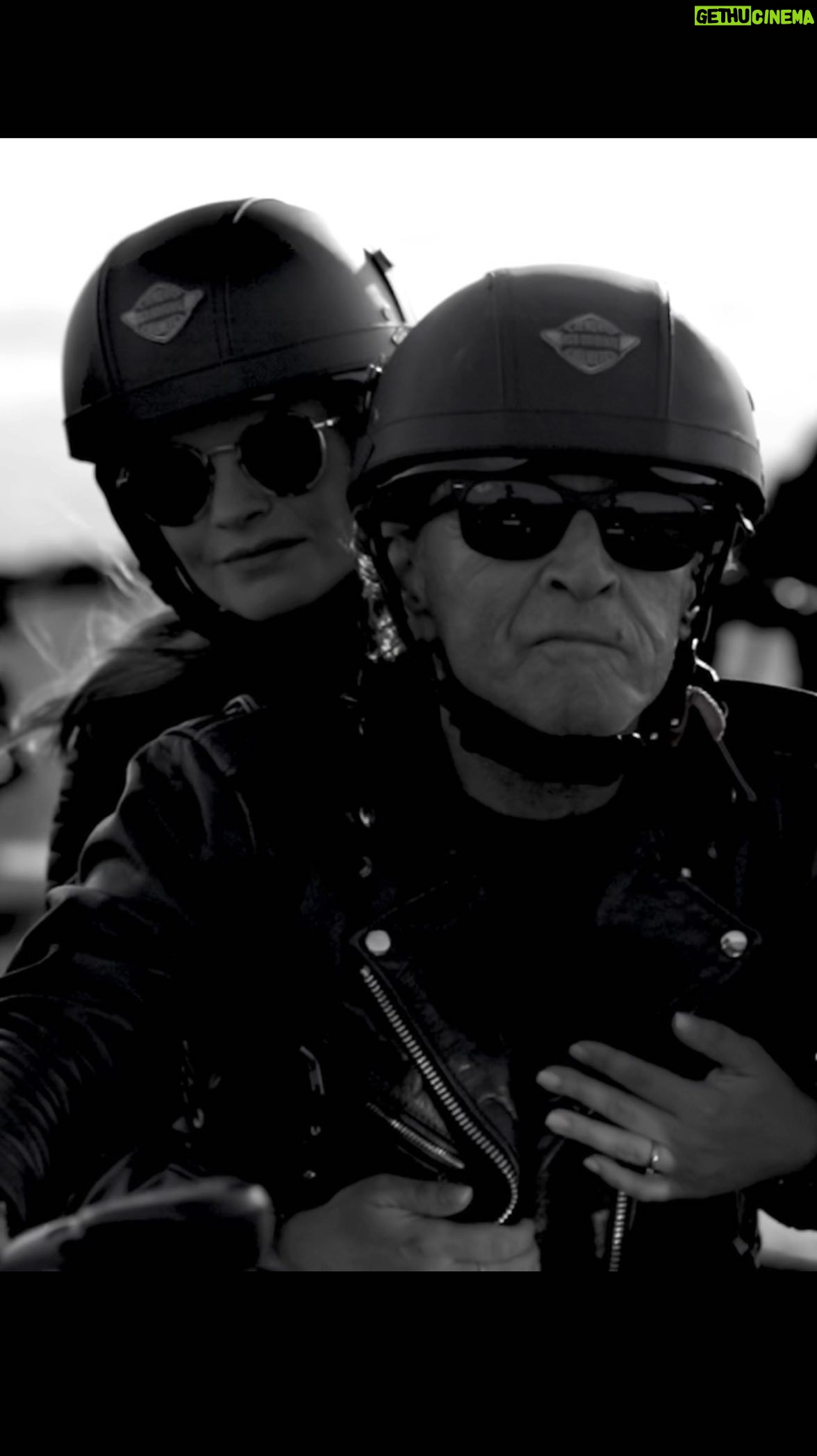 Peter Maffay - 4.8K Likes - Heute Abend heiĆt es zum vorerst letzten Mal:
āEr nimmt alle seine Sachen
Und keiner hƶrt sein leises Lachen
Er schlieĆt hinter sich die Türe
Und die StraĆe hat ihn wieder.ā
Leipzig ā da, wo alles anfing ⦠Es schlieĆt sich der Kreis, aber wir sagen dennoch ganz bewusst nicht āwo alles aufhƶrtā ā denn āFür einen Easy Rider, da ist der Highway nie zu Ende!ā, so heiĆt es. Und so ist es. Deshalb wird auch die Musik nie zu Ende gehen. Es wird anders, aber genauso schƶn!
Als bleibende, lebendige Erinnerung werden wir diesen Abend in Leipzig festhalten und aufzeichnen. Also seid Teil dieses Videos - und freut Euch auf alles, was kommt. Seid laut und tanzt! Das wünschen wir uns.
#finale #weloverocknroll