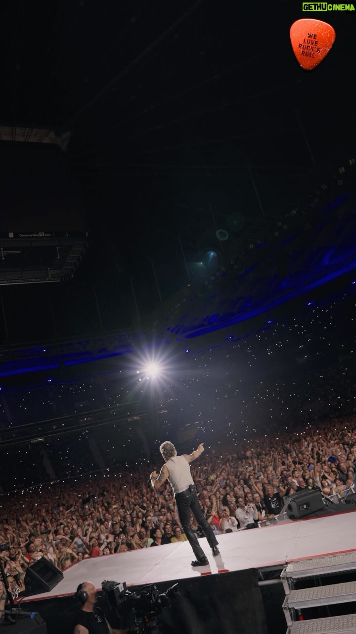 Peter Maffay - 39.7K Likes - Im Stadion gibtās ja ƶfter mal VerlƤngerung ⦠aber gestern war sie ausnahmsweise musikalisch. Ganze drei Stunden und 20 Minuten habt Ihr das Stadion gerockt! Frankfurt war das grƶĆte Venue der Tour, und wir waren regelrecht geflashed! Aber obwohl Ihr so viele wart, hatten wir das Gefühl, Euch allen ganz nah zu sein. Wir haben auf der Bühne den Emotionen freien Lauf gelassen ā weil Ihr das zugelassen habt. @johannesoerding , @buelent.ceylan und @anastaciamusic waren wieder dabei und haben jeder auf seine Weise das Publikum berührt ā und damit auch uns alle. Wir verlassen diese schƶne Stadt mit so vielen positiven Eindrücken und nehmen genau diese Energie mit nach Leipzig, zum Abschlusskonzert. Lasst uns das morgen gebührend feiern ā aber jetzt erstmal:
DANKE, FRANKFURT! Ihr wart groĆartig!
#weloverocknroll
š„ @yvonnegolds