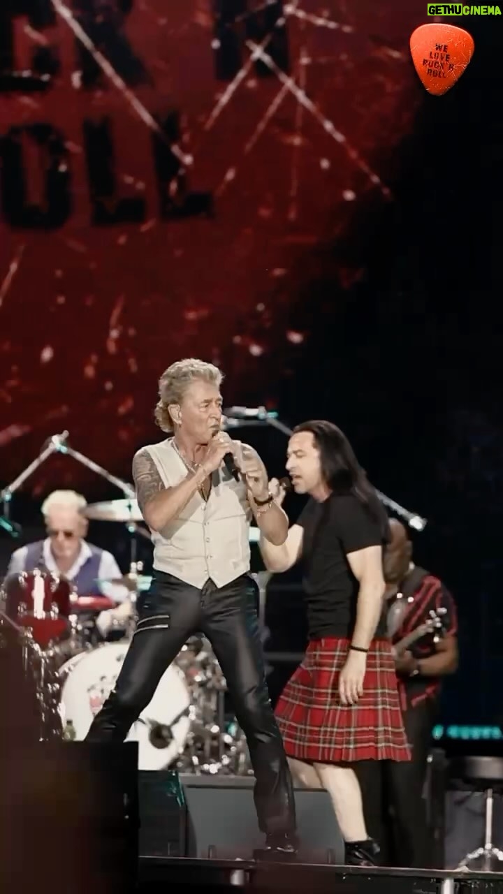 Peter Maffay - 10.6K Likes - āAcht Milliarden mal ein Leben
Voller Liebe, voller TrƤnen
So viel Geschichten zu erzƤhlen
Doch vielleicht sind wir nur alle anders gleich!ā
So singt mein Freund @buelent.ceylan ā und genau das ist seine und unsere Haltung.
Danke an Euch, dass ich an Eurer Reaktion erleben durfte, dass Ihr das ganz genau so seht!
Es war ein traumhafter Abend gestern in Stuttgart!
Wahnsinnig heiĆ ā und irgendwann hatte der Himmel wohl ein Einsehen mit uns und hat uns eine krƤftige Dusche geschickt, allerdings erst ganz zum Schluss, perfektes Timing!
Wir freuen uns schon sehr, heute noch einmal bei Euch spielen zu dürfen!
DANKE, STUTTGART!
#weloverocknroll
š„ @mareikedoerr.de