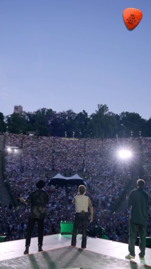 Peter Maffay Instagram - „Wir wollen nicht erwachsen sein!“ 
So haben @johannesoerding , @bendzko und ich diesen Song gestern auf der Waldbühne gemeint – und gespürt, dass es vielen von Euch ganz ähnlich geht. „Nessaja“ ist immer wieder ein ganz besonderer Moment in der Show, weil wir fühlen, mit welchen Erinnerungen ihr den Song in Euch tragt und ihn auch an Eure Kinder weitergeben habt. 
Was für ein schöner, lustiger Abend in Berlin mit Euch!
Johannes hat bei @vsspass gestern leiden müssen – so lange, bis @barbara.schoeneberger es aufgelöst hat, live und in Farbe auf der Waldbühne! Ich entschuldige mich hiermit nochmal ganz offiziell und in aller Form, lieber Johannes! Die komplette Sendung gibt es am 12.10., 20:15 Uhr, ARD. 

Zum zweiten Mal sagen wir DANKE, BERLIN!
Mit diesem grandiosen Publikum hätten wir die Waldbühne auch noch ein drittes Mal gespielt!
#weloverocknroll 

Video: @yvonnegolds