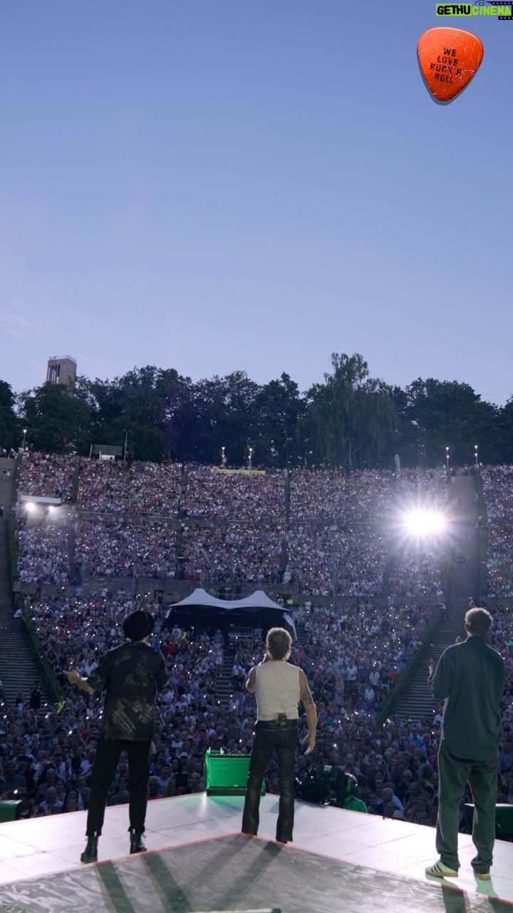 Peter Maffay - 22.7K Likes - āWir wollen nicht erwachsen sein!ā
So haben @johannesoerding , @bendzko und ich diesen Song gestern auf der Waldbühne gemeint ā und gespürt, dass es vielen von Euch ganz Ƥhnlich geht. āNessajaā ist immer wieder ein ganz besonderer Moment in der Show, weil wir fühlen, mit welchen Erinnerungen ihr den Song in Euch tragt und ihn auch an Eure Kinder weitergeben habt.
Was für ein schöner, lustiger Abend in Berlin mit Euch!
Johannes hat bei @vsspass gestern leiden müssen ā so lange, bis @barbara.schoeneberger es aufgelƶst hat, live und in Farbe auf der Waldbühne! Ich entschuldige mich hiermit nochmal ganz offiziell und in aller Form, lieber Johannes! Die komplette Sendung gibt es am 12.10., 20:15 Uhr, ARD.
Zum zweiten Mal sagen wir DANKE, BERLIN!
Mit diesem grandiosen Publikum hätten wir die Waldbühne auch noch ein drittes Mal gespielt!
#weloverocknroll
Video: @yvonnegolds
