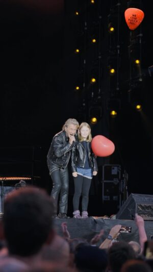 Peter Maffay Instagram - Hamburg, meine Perle …!
Dieser Abend war unglaublich! Fast so ein bisschen wie Klassentreffen.
Auf der Bühne deshalb, weil unsere alten Freunde Frank Diez, Jean-Jacques Kravetz und Steffi Stephan wieder gemeinsam mit uns gerockt haben.
Und im Stadion – na ja, wir haben ganz viele bekannte Gesichter entdeckt, die uns schon so lange begleiten. Mindestens drei, wenn nicht gar vier Generationen sind da inzwischen versammelt.
Für Johannes Oerding war es ein klassisches Heimspiel, und Cosmopolit Anastacia ist ohnehin überall in der Welt zu Hause.
Deshalb war es für uns alle ein bisschen Heimat, durch Euch!
DANKE, Hamburg, für dieses tolle Erlebnis!
#weloverocknroll 

📹 @yvonnegolds