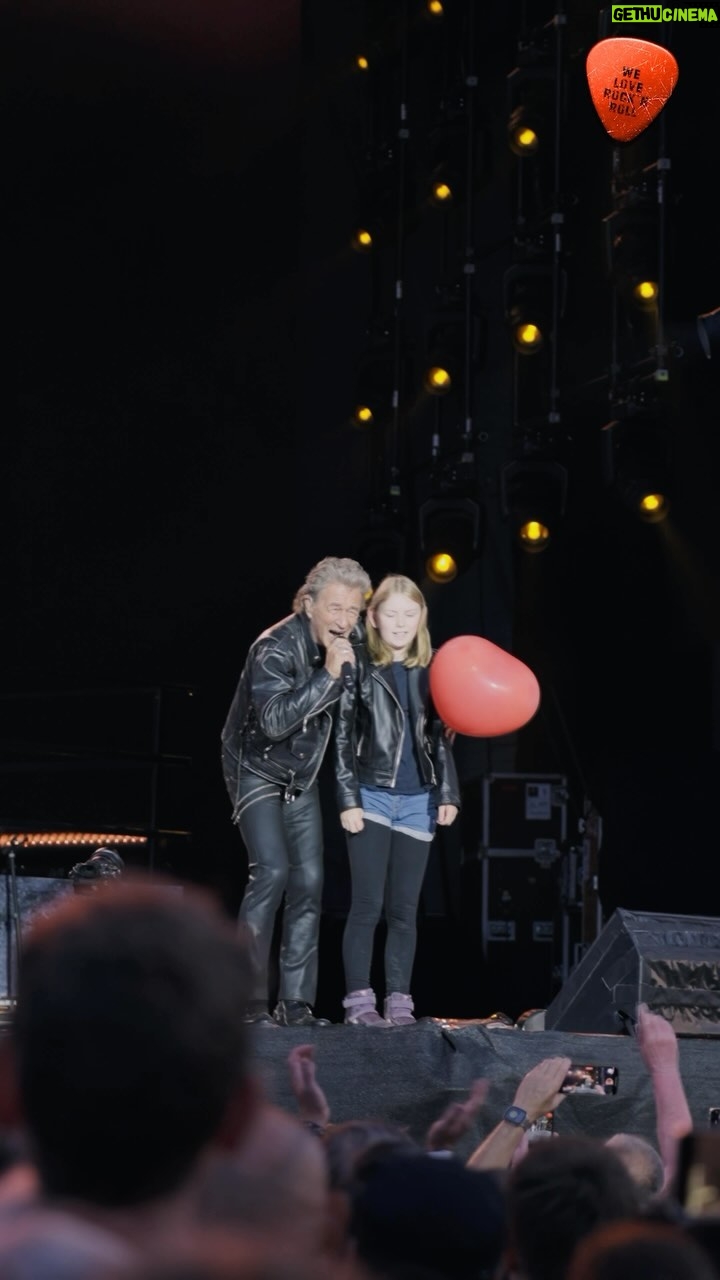 Peter Maffay - 5.2K Likes - Hamburg, meine Perle ā¦!
Dieser Abend war unglaublich! Fast so ein bisschen wie Klassentreffen.
Auf der Bühne deshalb, weil unsere alten Freunde Frank Diez, Jean-Jacques Kravetz und Steffi Stephan wieder gemeinsam mit uns gerockt haben.
Und im Stadion ā na ja, wir haben ganz viele bekannte Gesichter entdeckt, die uns schon so lange begleiten. Mindestens drei, wenn nicht gar vier Generationen sind da inzwischen versammelt.
Für Johannes Oerding war es ein klassisches Heimspiel, und Cosmopolit Anastacia ist ohnehin überall in der Welt zu Hause.
Deshalb war es für uns alle ein bisschen Heimat, durch Euch!
DANKE, Hamburg, für dieses tolle Erlebnis!
#weloverocknroll
š¹ @yvonnegolds