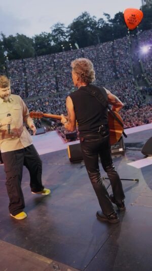 Peter Maffay Instagram - Waldbühne Berlin – ein wirklich spektakulärer Abend liegt hinter uns.

Alles begann schon mit dieser atemberaubenden Kulisse, das leere Amphitheater hat uns in seinen Bann gezogen, noch bevor das Konzert überhaupt losging. Und dann füllten sich die Plätze nach und nach, und mit Euch kam dann auch noch eine sensationelle Stimmung auf, die sich die ganze Show über gehalten wenn nicht noch gesteigert hat. Zwischendurch gab es einen kurzen, heftigen Regenschauer, das war auch irgendwie filmreif. Alle haben getanzt und gesungen, die Handylichter zum Glühen gebracht und schwelgten gemeinsam in alten Zeiten. Tolle Gäste – @johannesoerding , @joydenalane und @reagarvey und natürlich @anastaciamusic – waren die Kirsche auf der (Geburtstags)Torte, denn zu feiern hatten wir auch noch was 🥳 Ein Abend, der niemals hätte enden sollen. DANKE, BERLIN! #weloverocknroll 

🎥 @yvonnegolds