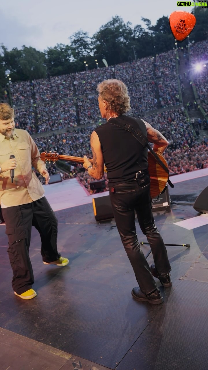 Peter Maffay - 8.6K Likes - Waldbühne Berlin ā ein wirklich spektakulƤrer Abend liegt hinter uns.
Alles begann schon mit dieser atemberaubenden Kulisse, das leere Amphitheater hat uns in seinen Bann gezogen, noch bevor das Konzert überhaupt losging. Und dann füllten sich die PlƤtze nach und nach, und mit Euch kam dann auch noch eine sensationelle Stimmung auf, die sich die ganze Show über gehalten wenn nicht noch gesteigert hat. Zwischendurch gab es einen kurzen, heftigen Regenschauer, das war auch irgendwie filmreif. Alle haben getanzt und gesungen, die Handylichter zum Glühen gebracht und schwelgten gemeinsam in alten Zeiten. Tolle GƤste ā @johannesoerding , @joydenalane und @reagarvey und natürlich @anastaciamusic ā waren die Kirsche auf der (Geburtstags)Torte, denn zu feiern hatten wir auch noch was š„³ Ein Abend, der niemals hƤtte enden sollen. DANKE, BERLIN! #weloverocknroll
š„ @yvonnegolds