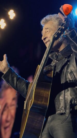 Peter Maffay Instagram - Eine sensationelle Doppel-Show in Bremen liegt hinter uns – gleich an zwei Abenden hintereinander durften wir Eure schöne Stadt genießen. Zugegebenermaßen hat uns der Sommer ein wenig im Stich gelassen, aber das tat der Stimmung keinen Abbruch, Ihr habt die Bürgerweide gerockt! Kein Weg zu Euch war zu weit – und jetzt reisen wir mit schönen Eindrücken und Erinnerungen weiter nach Berlin.
DANKE, BREMEN! #weloverocknroll 

Credits: @yvonnegolds