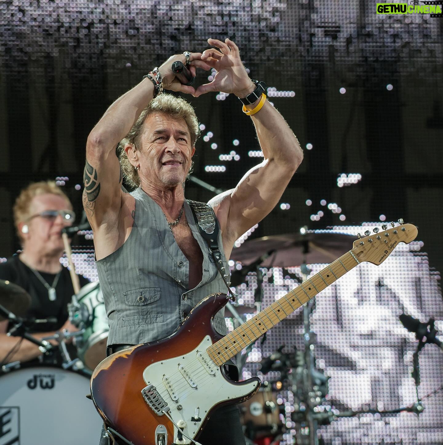 Peter Maffay - 4.9K Likes - Liebe Freunde,
wir haben immer wieder gehört, dass Euch die Loreley auf der Liste der Spielstätten der anstehenden „We love Rock n Roll“-Tour fehlt. Deshalb haben wir tief in die Schatztruhe gegriffen und dieses Schmückstück für Euch herausgeholt.
Ihr könnt jetzt hier reinhören: https://petermaffay.lnk.to/live-haftigloreley2013
Und damit nicht genug – für die kommenden Monaten haben wir noch in paar weitere Überraschungen für Euch in der Pipeline. Ihr dürft also gespannt bleiben, es wird auf jeden Fall live-haftig!