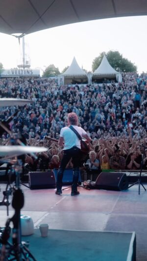 Peter Maffay Instagram - Perfektes Wetter, eine wunderschöne Kulisse und ein bestens gelauntes Publikum: Danke Gelsenkirchen, das war ein rundum gelungener Tourauftakt. Ihr habt uns bestens gerockt. Danke. Nur durch Euch, gibt es uns. Pfungstadt, seid ihr bereit für heute Abend?