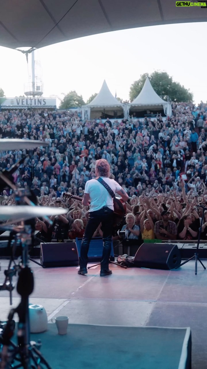 Peter Maffay - 6K Likes - Perfektes Wetter, eine wunderschöne Kulisse und ein bestens gelauntes Publikum: Danke Gelsenkirchen, das war ein rundum gelungener Tourauftakt. Ihr habt uns bestens gerockt. Danke. Nur durch Euch, gibt es uns. Pfungstadt, seid ihr bereit für heute Abend?