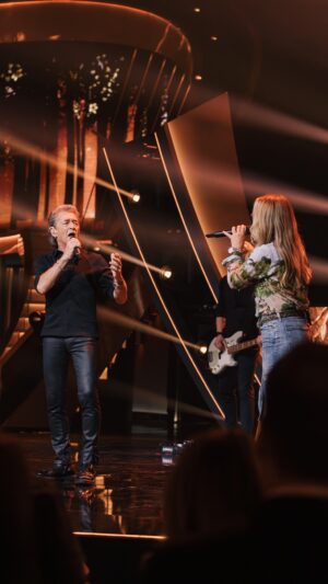 Peter Maffay Instagram - 💫 What you see is what you get: Just you, @anastaciamusic and @maffay.de together on stage is giving us goosebumbs. Just wow! 💘
 
💫 Dieser Song geht uns nicht mehr aus dem Kopf: @anastaciamusic und @maffay.de sorgen für Gänsehaut auf der Bühne. Weltklasse! 💘 #DieGiovanniZarrellaShow