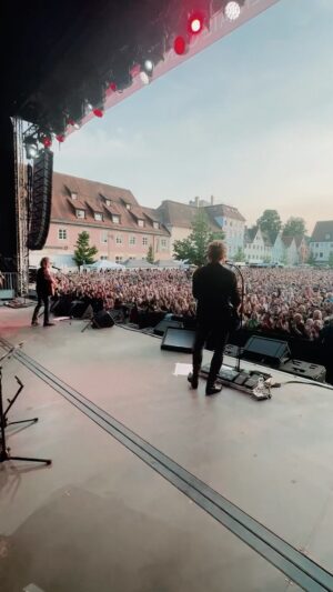 Peter Maffay Instagram - In den Sonnenuntergang vor der atemberaubenden Kulisse der Residenz Kempten mit Euch rocken war gestern einfach nur phänomenal. Wir hatten einen sensationellen Abend und freuen uns nun auf den letzten Open Air Stop in Deutschland: Coburg, seid ihr bereit?