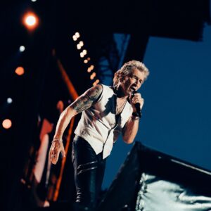 Peter Maffay Instagram - Heiß, heißer, Erfurt.
Wir lieben es, in Stadien zu spielen … in Parks, in Hallen und Arenen … Aber Euch am Domplatz, mitten in der wunderschönen Altstadt von Erfurt begrüßen zu können, das ist schon etwas ganz Besonderes!
Wer für gestern kein Ticket mehr bekommen hatte, konnte sogar vom Biergarten nebenan oder von der Treppe des Doms aus lauschen, so nah war alles und so heimelig. Einfach ein wunderschönes, überdimensionales Wohnzimmerkonzert – ohne Klimaanlage. Aber wir hatten uns Sonne gewünscht, und die haben wir auch bekommen. Wie lautet der Anfang eines Songs, der gestern auch auf unserer Setlist stand? „Diese Hitze tut so gut …“

Wir waren so gerne bei Euch. Und eins ist sicher: irgendwann sehen wir uns wieder!
#weloverocknroll

Credits: @snaparterfurt , @yvonnegolds, @rike_raeubertochter
