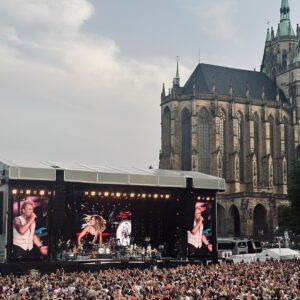 Peter Maffay Instagram - Heiß, heißer, Erfurt.
Wir lieben es, in Stadien zu spielen … in Parks, in Hallen und Arenen … Aber Euch am Domplatz, mitten in der wunderschönen Altstadt von Erfurt begrüßen zu können, das ist schon etwas ganz Besonderes!
Wer für gestern kein Ticket mehr bekommen hatte, konnte sogar vom Biergarten nebenan oder von der Treppe des Doms aus lauschen, so nah war alles und so heimelig. Einfach ein wunderschönes, überdimensionales Wohnzimmerkonzert – ohne Klimaanlage. Aber wir hatten uns Sonne gewünscht, und die haben wir auch bekommen. Wie lautet der Anfang eines Songs, der gestern auch auf unserer Setlist stand? „Diese Hitze tut so gut …“

Wir waren so gerne bei Euch. Und eins ist sicher: irgendwann sehen wir uns wieder!
#weloverocknroll

Credits: @snaparterfurt , @yvonnegolds, @rike_raeubertochter