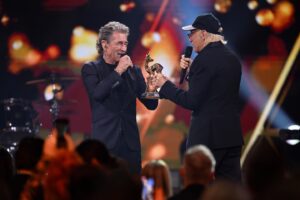 Peter Maffay Instagram - Liebe Freunde,
die Auszeichnung bei den @bambi_awards gestern hat uns zutiefst berührt. Diese Reise durch all die Jahre, die Höhen und Tiefen … Die Musik hat uns die Möglichkeit gegeben, Euch zu begegnen und unsere Emotionen mit Euch zu teilen. Danke für Eure Liebe und Eure Treue über die mittlerweile fünf Jahrzehnte. Dieser Award gilt uns allen - der Band, meinem Team und Euch! Lasst uns unsere Geschichte fortschreiben!
We love Rock‘n’Roll!

Copyright:  BrauerPhotos/Dominik_Beckmann