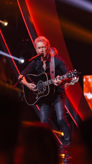 Peter Maffay Instagram - Dieser Klassiker von @maffay.de geht unter die Haut! 🌞 An wen müsst ihr bei „Sonne in der Nacht“ denken? 🌃 Markiert die Person in den Kommentaren. 👇 #DieGiovanniZarrellaShow
