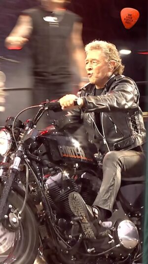 Peter Maffay Instagram - Für eine außergewöhnliche Tour erhofft man sich einen außergewöhnlichen Auftakt – und wir bekamen ihn! Diesen Abend werden wir nie vergessen! Am Anfang waren wir, was die Wetterprognose anging, alle eher skeptisch und haben uns gefragt: Warum ausgerechnet heute?!

Aber dann haben wir den ersten Ton gespielt, und plötzlich war das Wetter maximal Nebensache! Wir standen im Regen, Ihr auch – und alle haben getanzt und gefeiert. Sonne kann jeder! 

Danke, dass Ihr alle diesen Abend so unvergesslich gemacht und den Einstieg in die Farewell-Tour mit so vielen Emotionen bereichert habt. Danke an Anastacia und an Johannes und an eine wunderbare Band, Ihr seid einfach unglaublich!

Wir können es kaum erwarten, die Reise fortzusetzen. Schon heute Abend geht es weiter! Hannover, wir freuen uns auf Euch!
#weloverocknroll 

🎥 @yvonnegolds