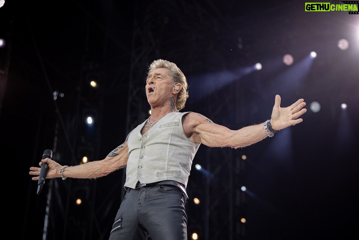 Peter Maffay - 7.2K Likes - In Stuttgart hatten wir mal wieder eine Doppelshow – und fahren heute dank Euch mit doppelter Energie weiter nach Frankfurt!
Auch gestern hatten wir wieder einen Überraschungsgast am Start: Nachdem @buelent.ceylan Euch am Montag alle zum Lachen gebracht und dann mit klaren Worten ein rockiges Statement abgegeben hat, hat uns gestern Hartmut Engler von der @pur_band besucht, aus dessen Feder der wunderbare Song „Tiefer“ stammt. Natürlich wollten wir diese Gelegenheit nicht ungenutzt verstreichen lassen, den Song gemeinsam auf der Bühne zu performen. Lieber Hartmut, es war mir eine Ehre!
Und an Euch da draußen:
Ihr wart wunderbar – DANKE, STUTTGART!
Wer von Euch war zweimal dabei? – Schreibt es uns in die Kommentare, wir freuen uns! #weloverocknroll
📷 @dennisduddek_photography