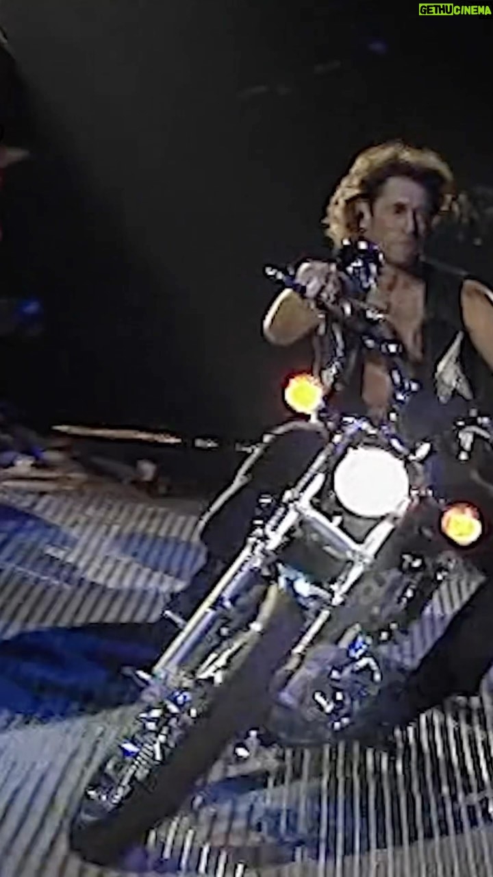 Peter Maffay - 4.2K Likes - WE LOVE ROCK “N“ROLL!
Liebe Freunde, bevor es in 8 Monaten beim Tourstart so richtig rund geht, wollen wir uns gerne gemeinsam mit Euch auf die Tour einstimmen! Heute gehen wir ins Jahr 1996 zurück ā wer war damals schon mit dabei?