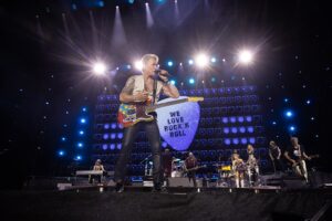 Peter Maffay Instagram - In Stuttgart hatten wir mal wieder eine Doppelshow – und fahren heute dank Euch mit doppelter Energie weiter nach Frankfurt!
Auch gestern hatten wir wieder einen Überraschungsgast am Start: Nachdem @buelent.ceylan Euch am Montag alle zum Lachen gebracht und dann mit klaren Worten ein rockiges Statement abgegeben hat, hat uns gestern Hartmut Engler von der @pur_band besucht, aus dessen Feder der wunderbare Song „Tiefer“ stammt. Natürlich wollten wir diese Gelegenheit nicht ungenutzt verstreichen lassen, den Song gemeinsam auf der Bühne zu performen. Lieber Hartmut, es war mir eine Ehre!
Und an Euch da draußen: 
Ihr wart wunderbar – DANKE, STUTTGART!

Wer von Euch war zweimal dabei? – Schreibt es uns in die Kommentare, wir freuen uns! #weloverocknroll 

📷 @dennisduddek_photography