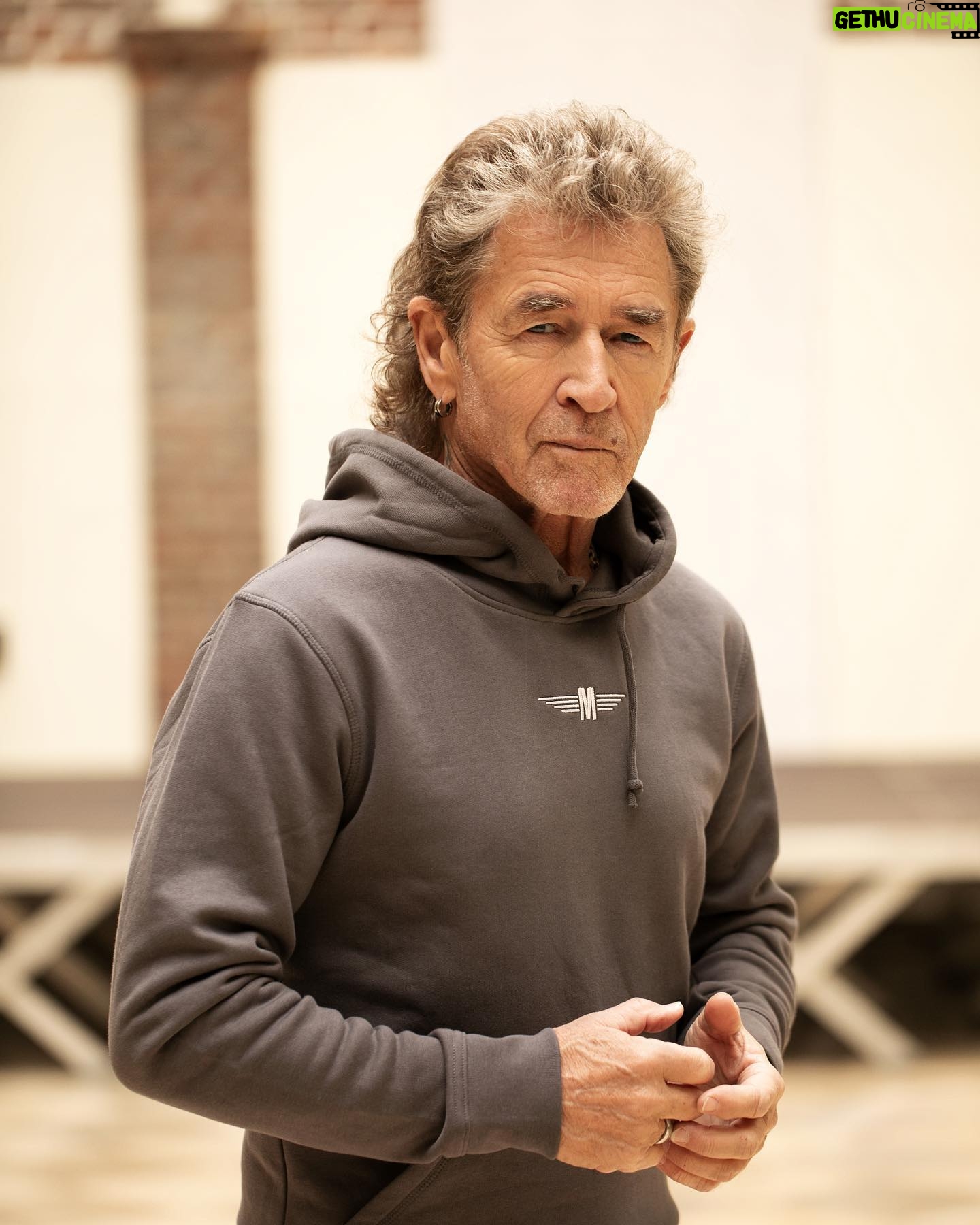 Peter Maffay - 4.9K Likes - Liebe Freunde,
habt ihr in letzter Zeit mal bei @petersshop.official vorbeigeschaut? Es gibt einiges Neues für Euch und auch ein paar ausverkaufte Teile sind wieder verfügbar. Und wenn ihr mögt: Schreibt uns gerne in die Kommentare, welche Artikel ihr Euch wünschen würdet.