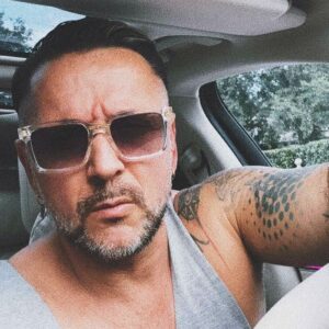 Péter Majoros Instagram - Vastag vagy? Vagy vékony? Kerek? Inkább szögletes? Kicsi? Nagy? Mármint a szemüvegkeretedre gondolok. @Carrera #DriveYourStory #reklám
Próbálj fel te is egy Majka-kollekció szemüveget az Optic World üzletekben, kommentelj erről náluk egy fotót és nyerj párosbelépőt a Budapest Parkos koncertemre!

A játék linkje a bioban. #CarreraXMajka