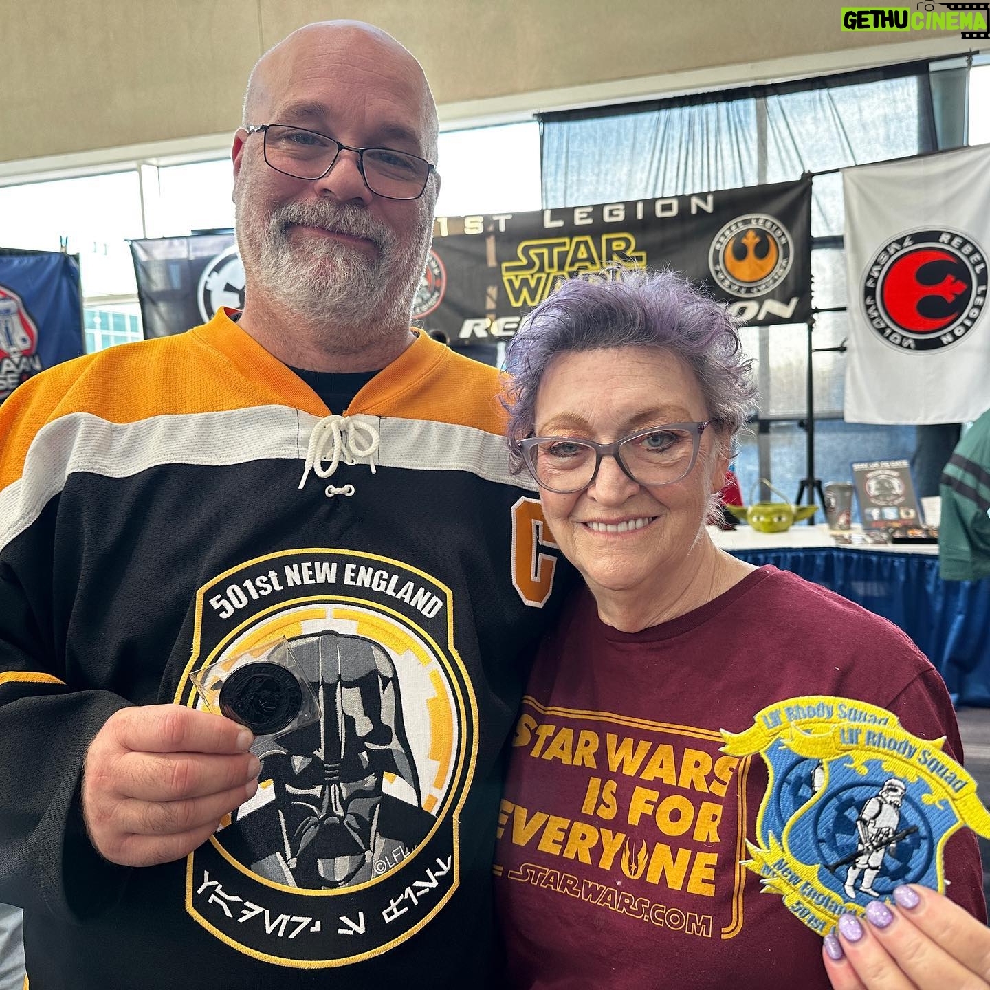 Peter Mayhew - 691 Likes - Making sure Angie has a great time seeing everyone at Rhode Island Comic Con.